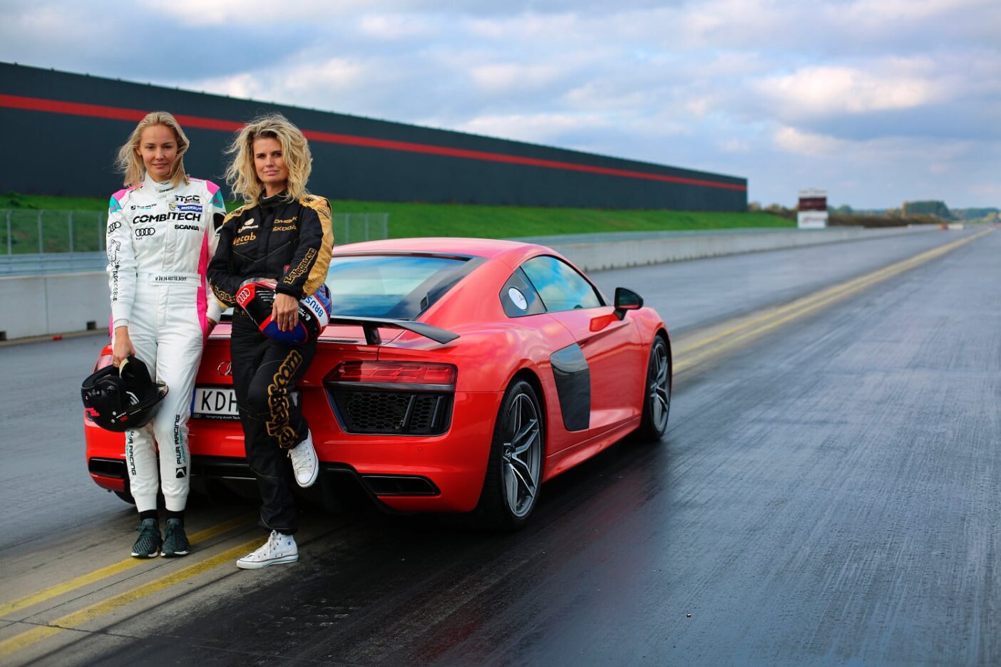 Carina Berg och Meltzer framför snabb bil på racingbana